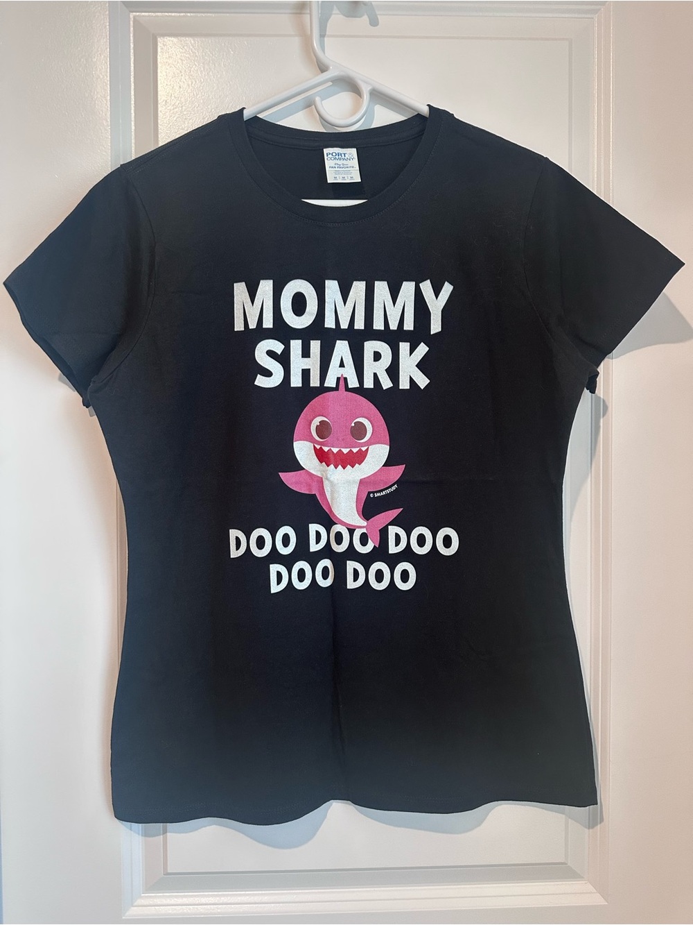 Fun Mommy Shark Graphic T-shirt in Pink & White Print on Black Size M